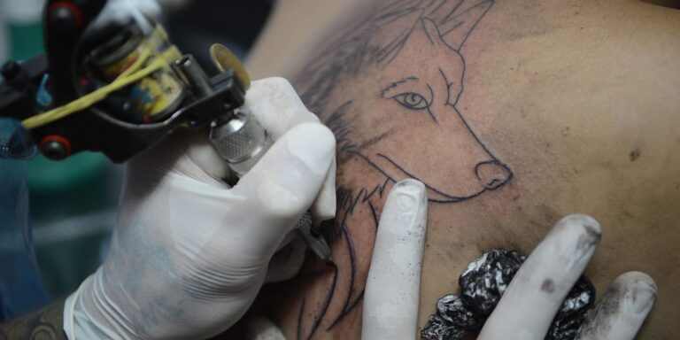 CFM proíbe anestesia para a realização de tatuagens