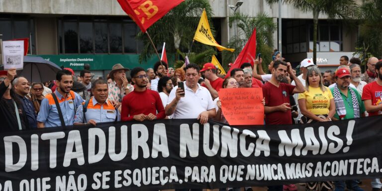 Número de autocracias supera o de democracias no mundo, diz estudo
