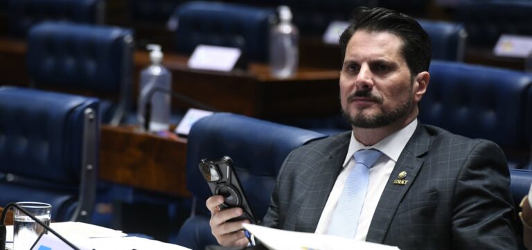 Senador Marcos do Val é levado para colocar tornozeleira eletrônica