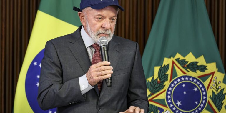 Lula defende regulação de big techs durante reunião ministerial