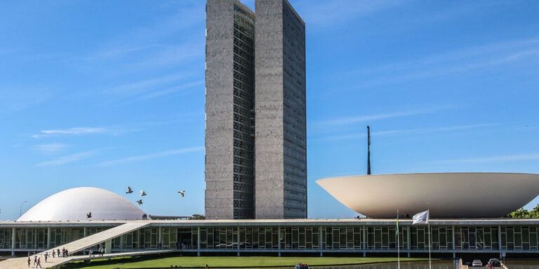 Senado aprova pena maior a quem fornecer drogas ou bebidas a menores