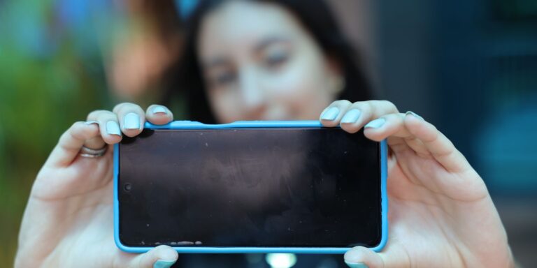 Espanha vai proibir acesso às redes sociais para menores de 16 anos