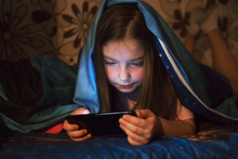 Uso excessivo de telas impactam o desenvolvimento infantil