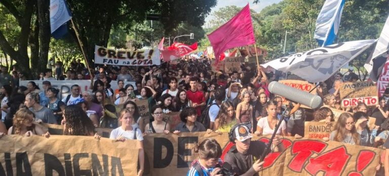 Alunos da USP protestam por melhores condições de moradia e refeições