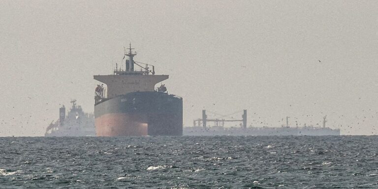 Irã nega passagem de navios dos EUA por Ormuz e petróleo dispara