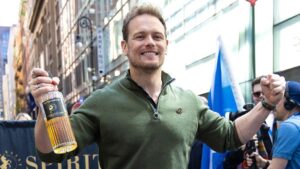 Sam Heughan lidera desfile do Tartan Day Parade em Nova York