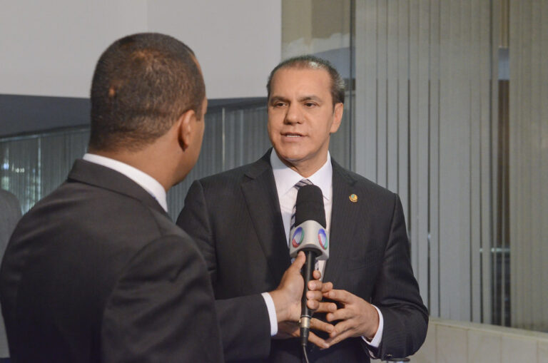 Ataídes de Oliveira lamenta situação da saúde no Tocantins e pede voto consciente em outubro.