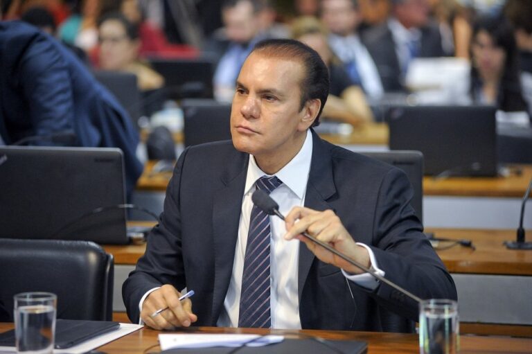 Ataídes de Oliveira cobra órgãos de fiscalização contra uso da máquina pública no Tocantins.