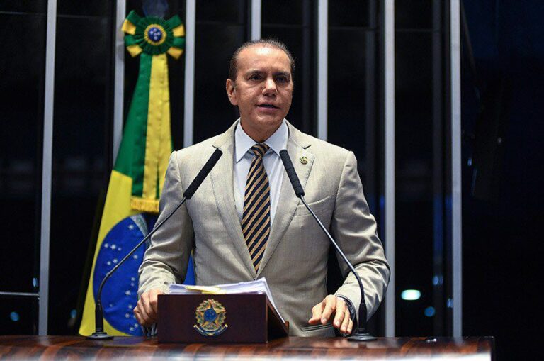 Ataídes de Oliveira expõe encenação de políticos e confronta falta de realizações no Tocantins.
