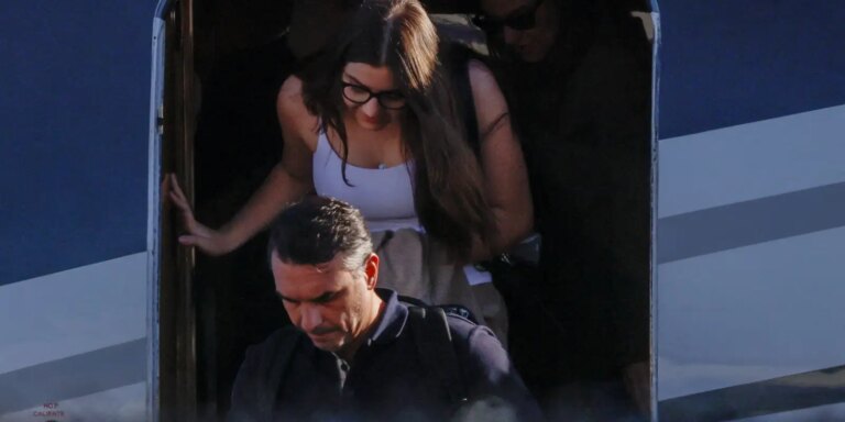 Flávio Bolsonaro desembarca nos EUA com a família após fugir do Brasil