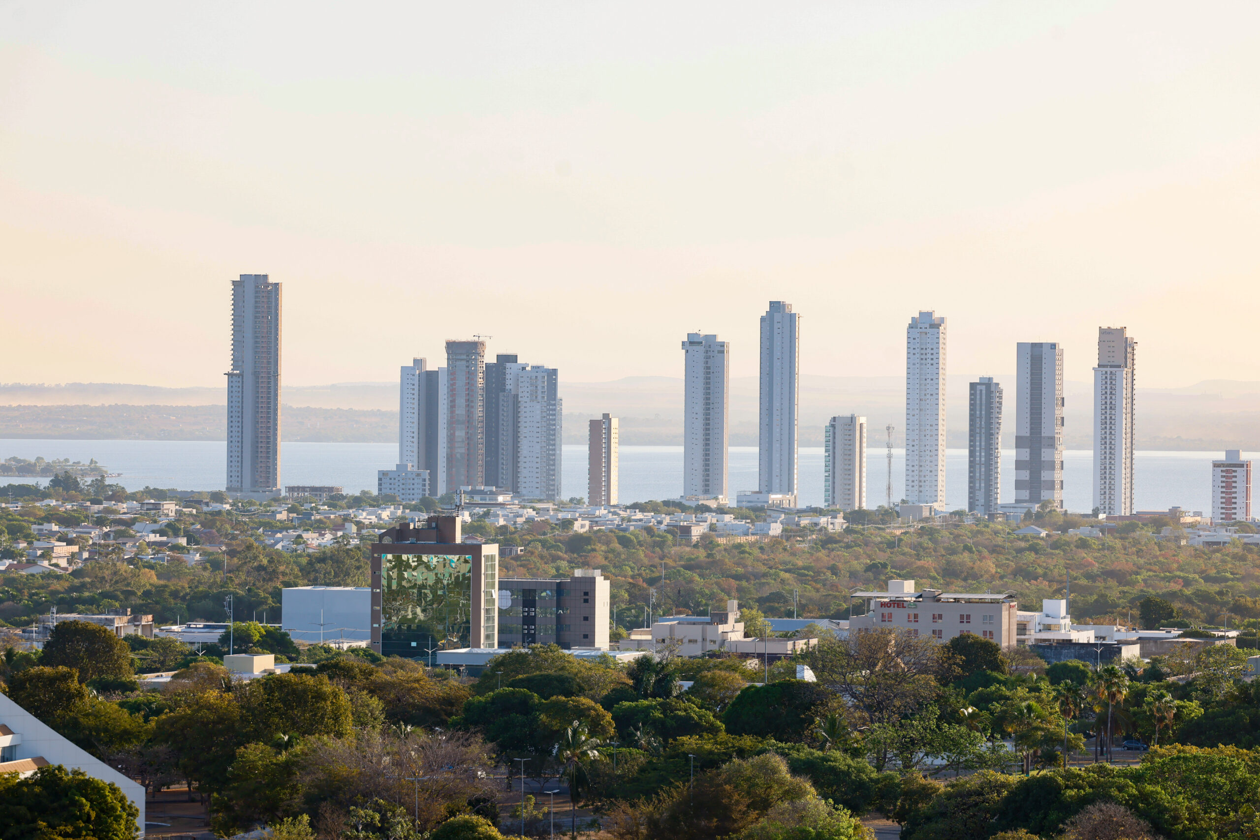 Vista panorâmica de Palmas, com áreas arborizadas, edifícios e lago ao fundo
