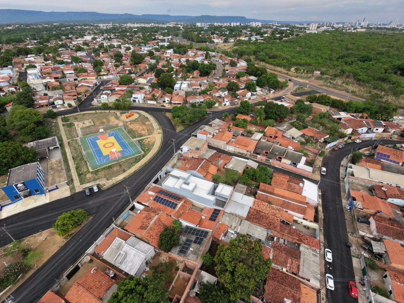 Vista aérea de ruas pavimentadas entre casas e área de lazer na Arno 72, em Palmas
