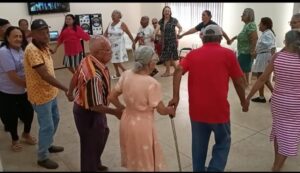 Cras Karajá I promove dança circular para pessoas idosas em Palmas