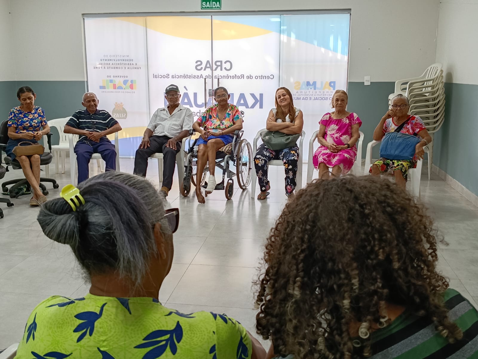 Pessoas idosas sentadas em roda durante atividade no Cras Karajá II