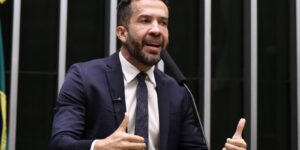 Deputado André Janones é internado com arritmia em São Paulo