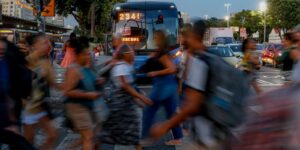 Estudo revela como medo da violência limita rotina de mulheres no RJ