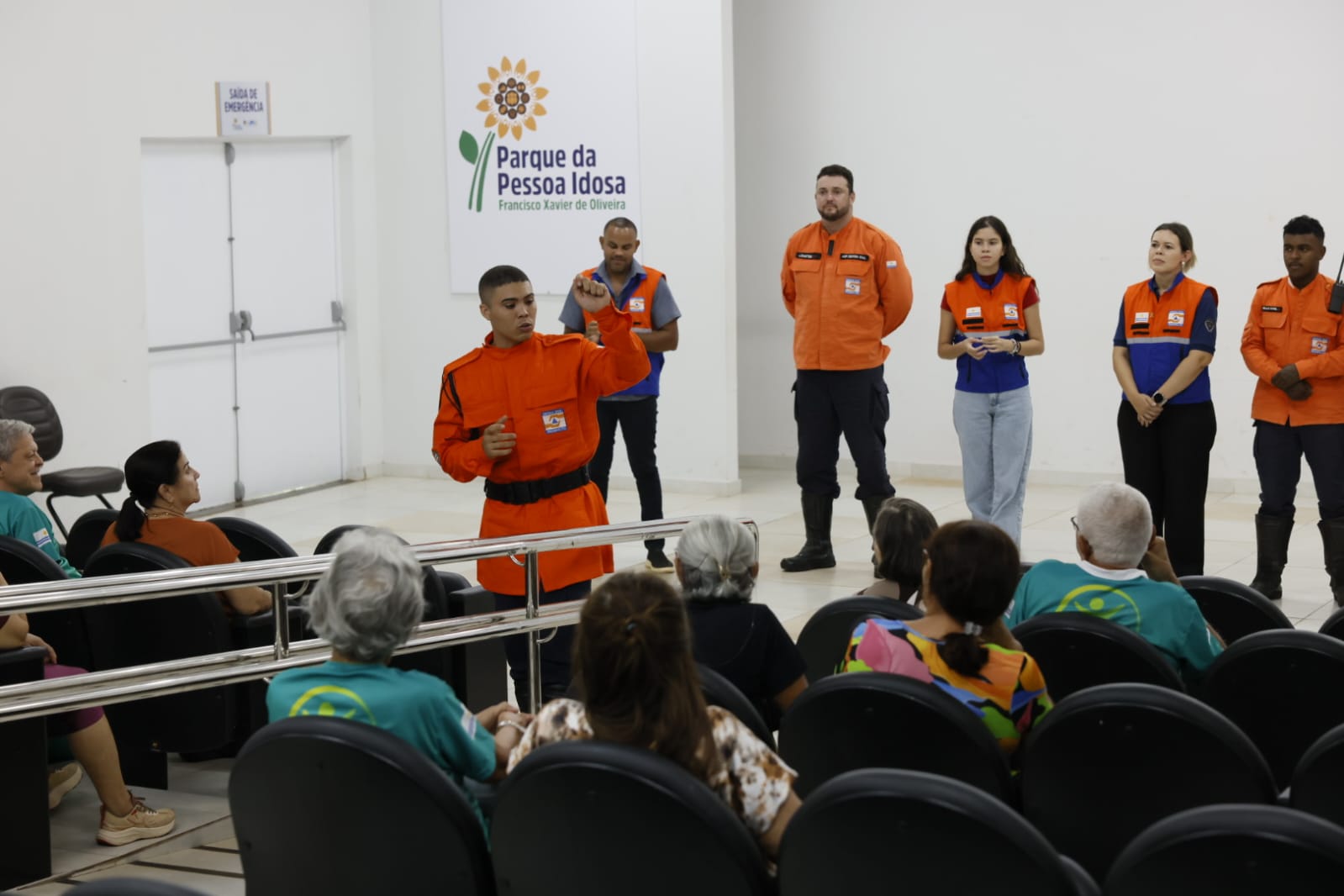 Agentes da Defesa Civil apresentam orientações de prevenção de acidentes a pessoas idosas em Palmas